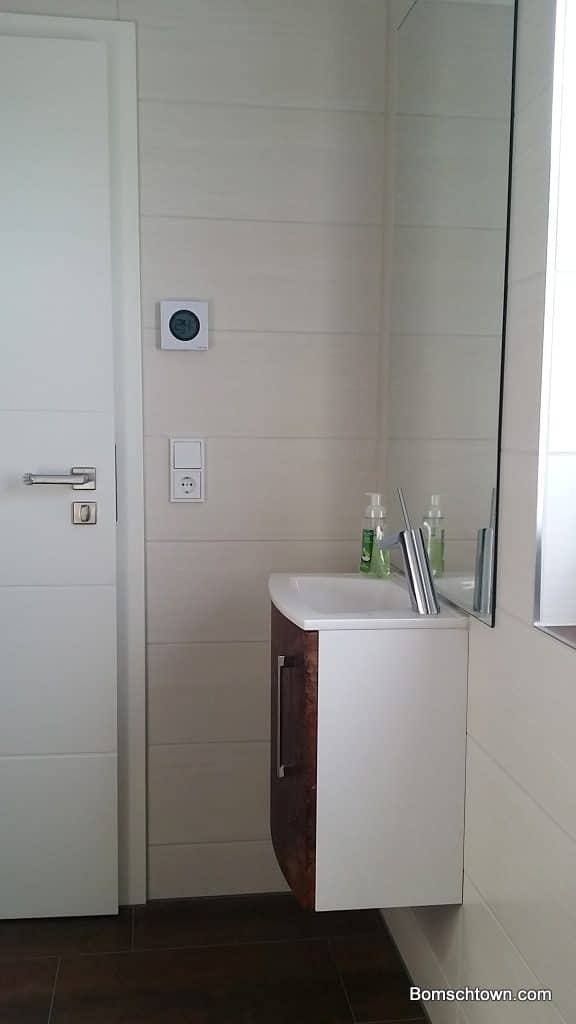 Gästebad rostfarben, HauptBad in Betonoptik › Hausbau in Bomschtown