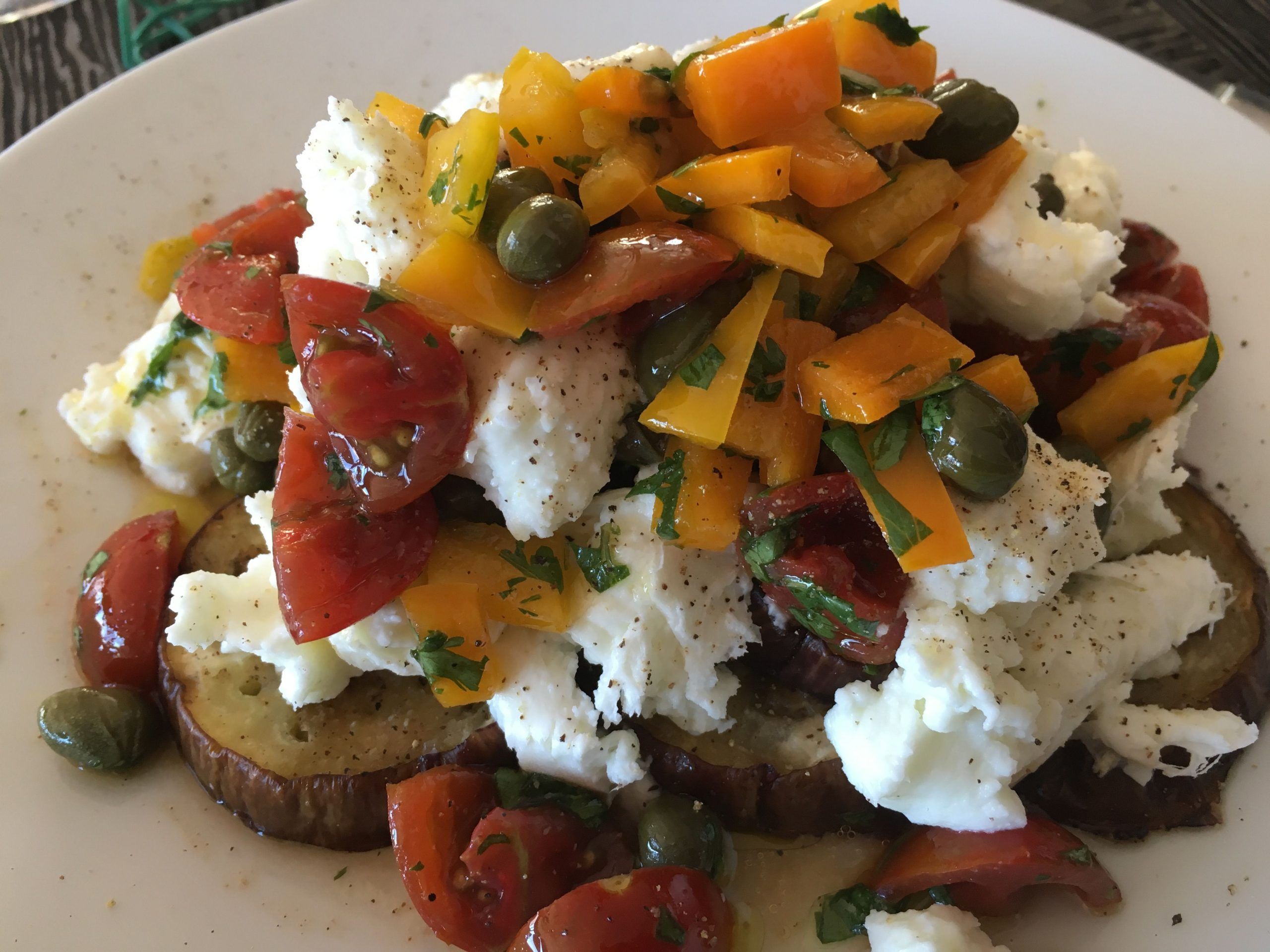 Albergínia amb mozzarella de bufala i tàperes Booonissim