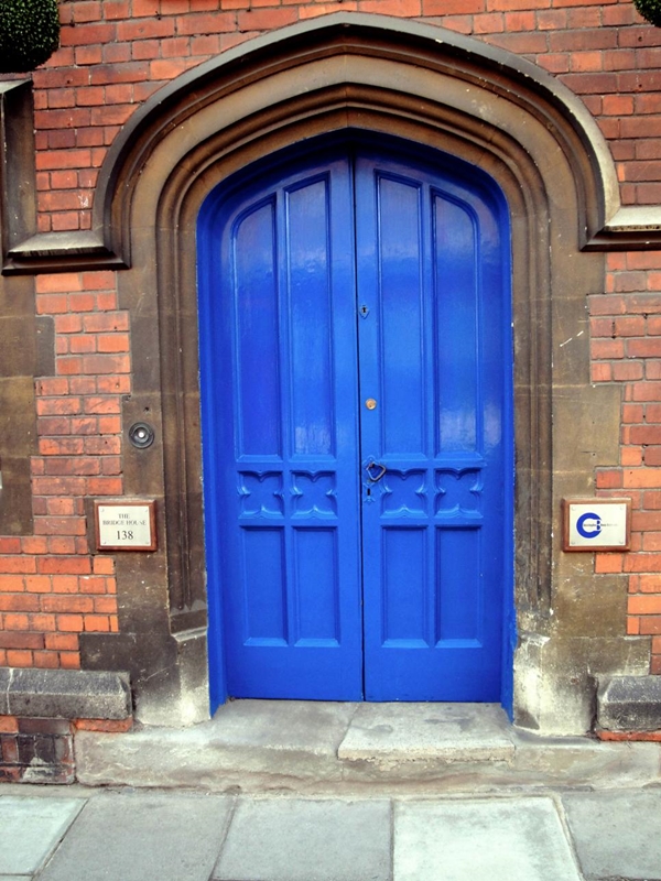 40 Happily Installed Colorful Door Designs (Yes, The Trend is Back