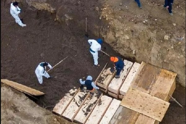 New York'a toplu mezarlar kazılmaya başladı 2 New York'a toplu mezarlar kazılmaya başladı 1 Borsatek