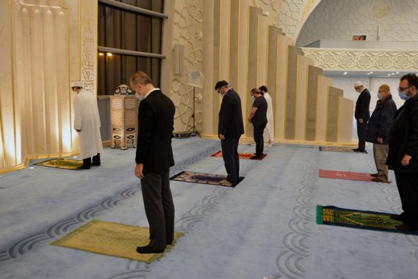 Almanya'da camiler ibadete aรงฤฑldฤฑ Borsatek