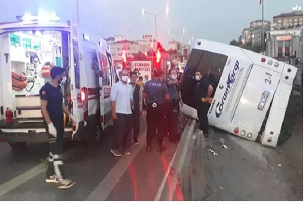 ฤฐstanbul'da yolcu otobรผsรผ devrildi Borsatek