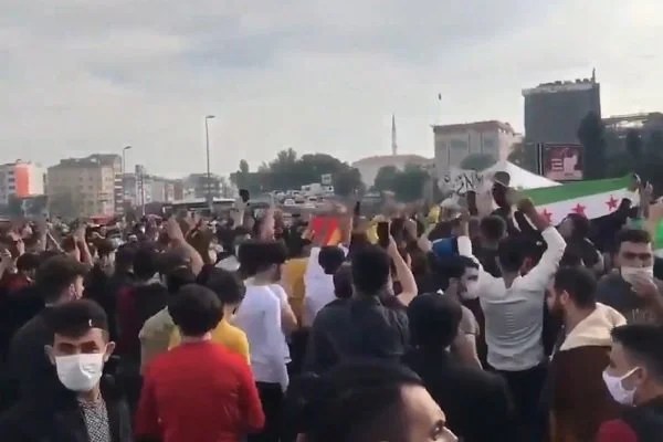 Suriyeliler รงeลitli illerde Fransa'yฤฑ protesto etti, bayrak yaktฤฑ Borsatek