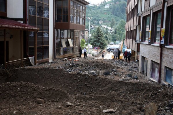 Rize'deki selde 2 kişi öldü 3 kişi aranıyor 2 Rize'deki selde 2 kişi öldü 3 kişi aranıyor 1 Borsatek