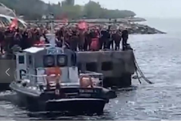 1 Mayıs hep aynı: Polis belediye başkanının teknesini kıyıya yanaştırtmadı Borsatek