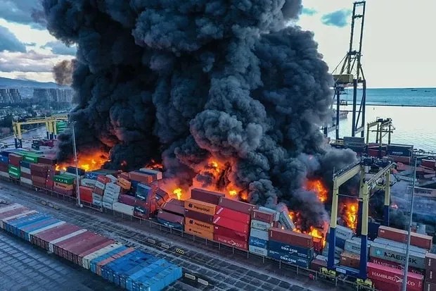 İskenderun'da limandaki yangın söndürülemiyor 1 Borsatek