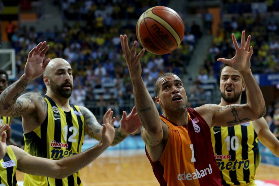 Derbide ilk tur Fenerbahรงe'nin Borsatek
