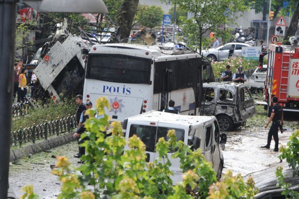 Vezneciler'de polis aracฤฑna bombalฤฑ saldฤฑrฤฑ Borsatek