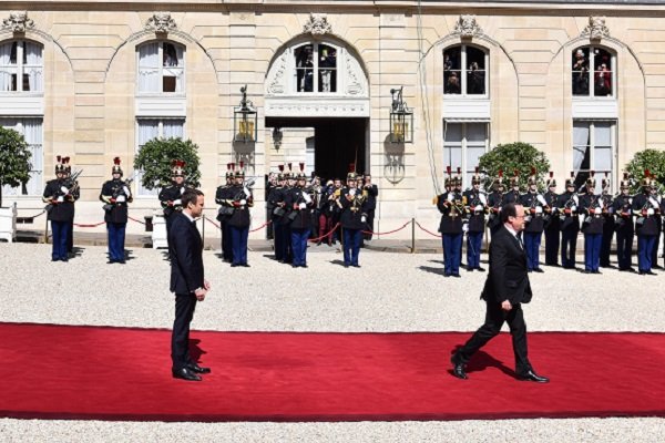 Macron görevi Hollande'dan devraldı Borsatek