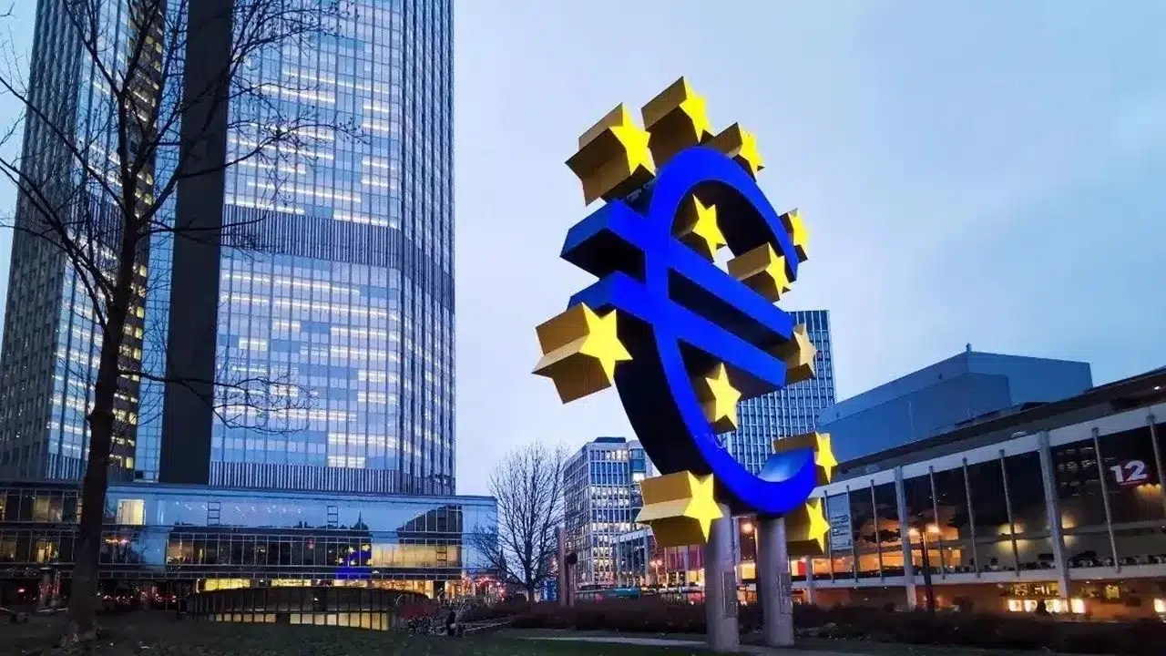 ECB faiz oranlarını ticari gerilimlere rağmen sabit tutuldu Borsatek