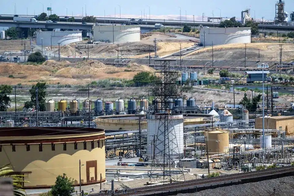 Trump'ฤฑn diplomatik adฤฑmlarฤฑ petrol fiyatlarฤฑnฤฑ dรผลรผrรผyor Borsatek