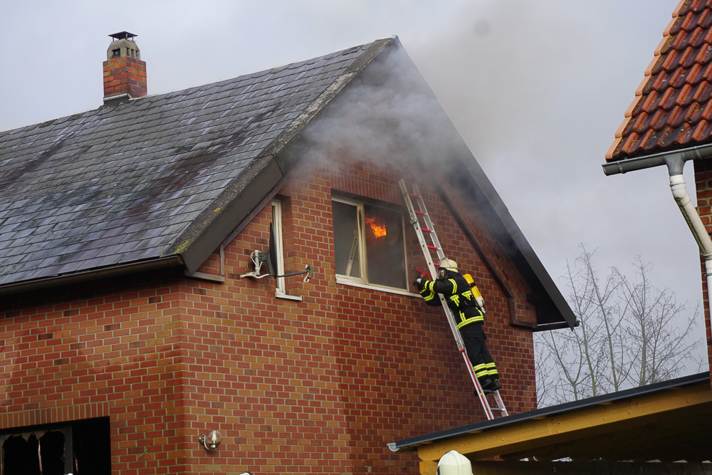 Feuer vernichte Asylunterkunft im Kollmar (Kreis Steinburg) BOSInside