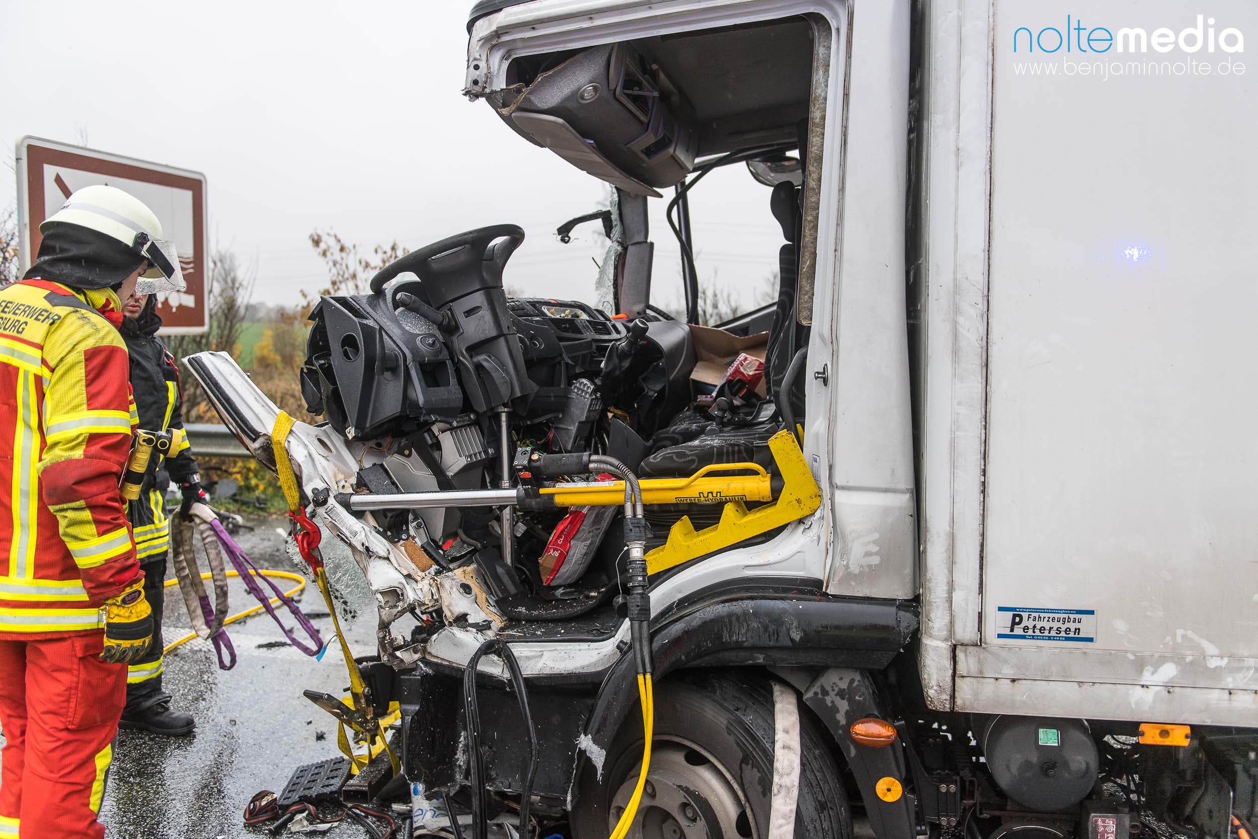 Vollsperrung der A7 nach schwerem LKWUnfall zwischen Flensburg und Tarp BOSInside