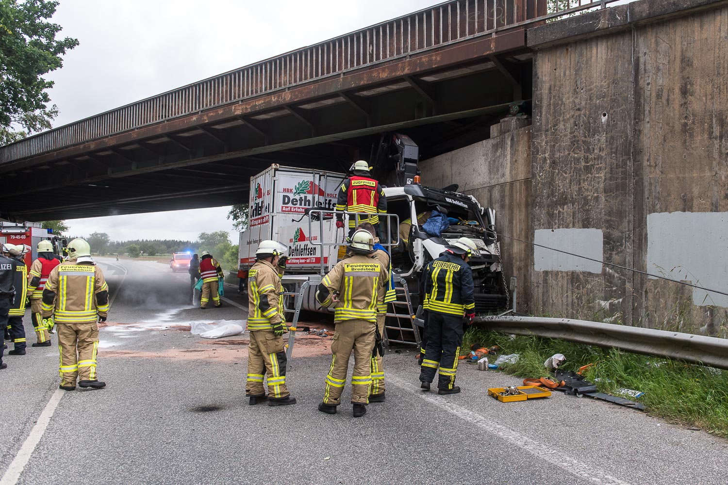 Schwerer Unfall auf der B5 LKW rammt Eisenbahnbrücke Zugverkehr