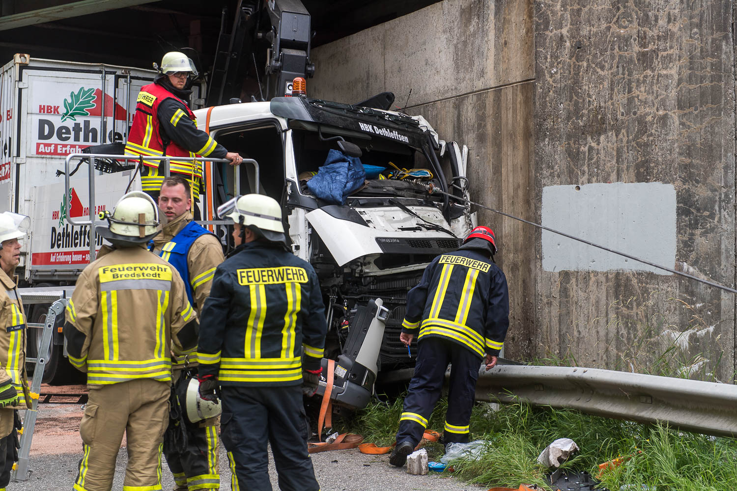 Schwerer Unfall auf der B5 LKW rammt Eisenbahnbrücke Zugverkehr eingestellt BOSInside