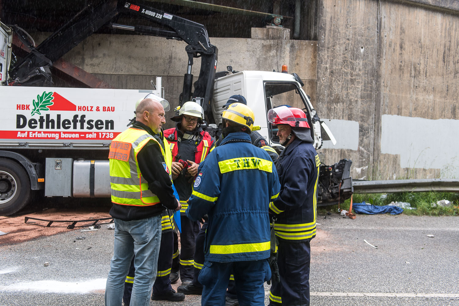 Schwerer Unfall auf der B5 LKW rammt Eisenbahnbrücke Zugverkehr