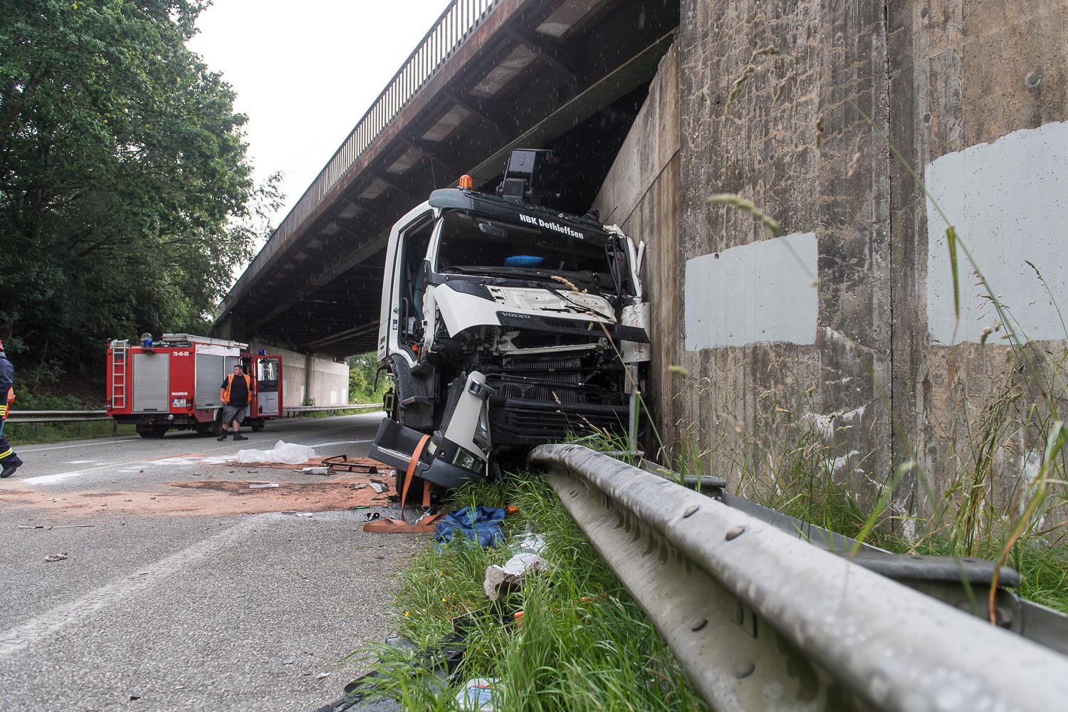 Schwerer Unfall auf der B5 LKW rammt Eisenbahnbrücke Zugverkehr