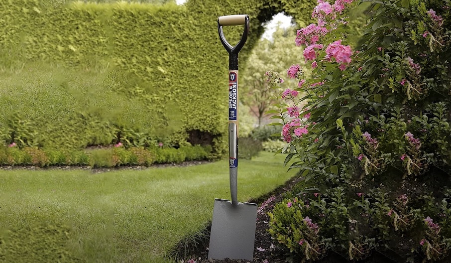 Flat Shovel vs. Spade Choosing the Right Garden Tool