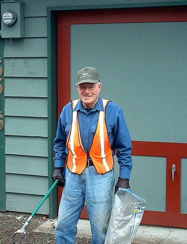 Local hero 90yearold Bothell man keeps Norway Hill clean BothellKenmore Reporter