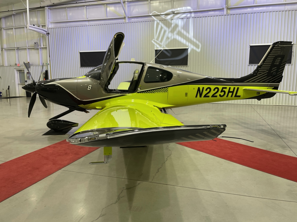 8,000th Cirrus Aircraft Limited Edition SR22T Brad in Motion