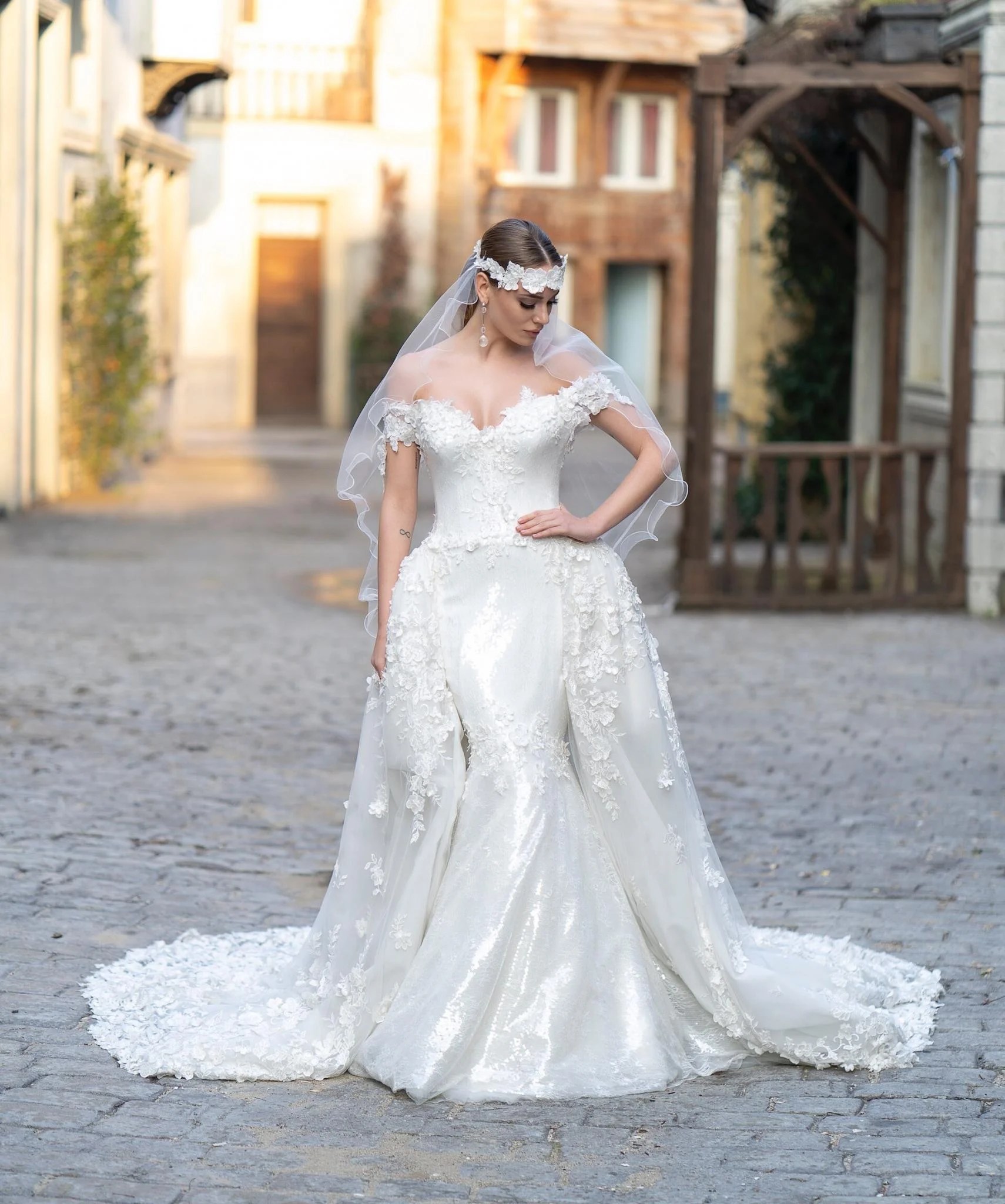 Extravagantes Brautkleid mit CarmenAusschnitt Emine Yildirim braut.de