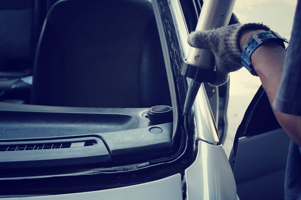 How to replace your Car’s Windscreen BreakerLink Blog