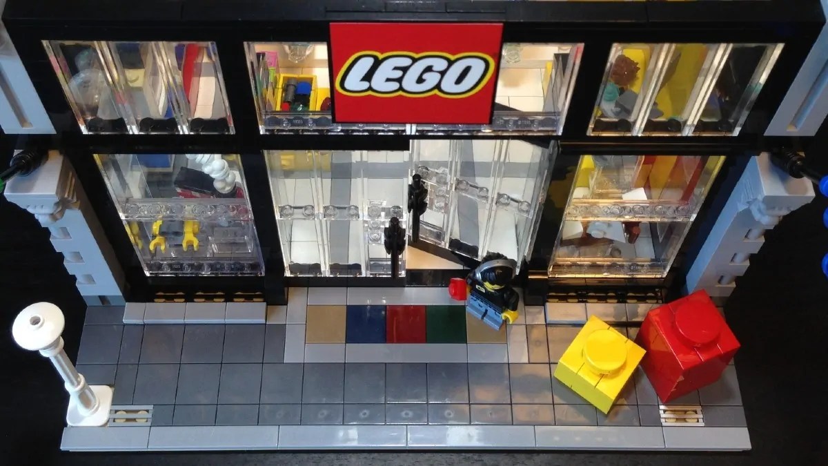 Modular LEGO Store nearly funded on BrickLink after 22 hours