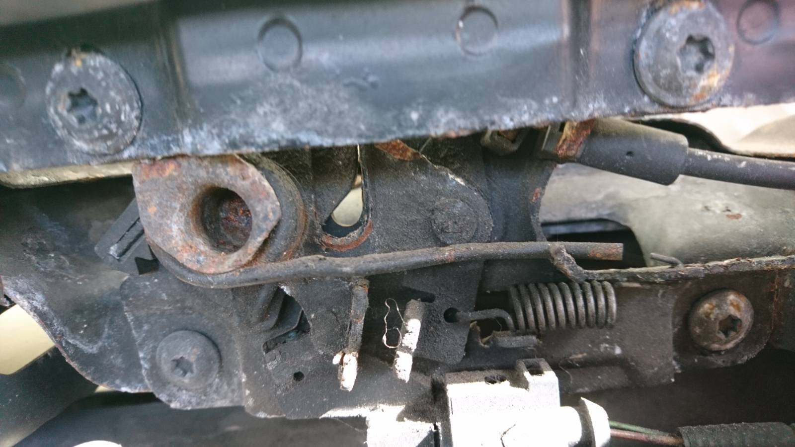 not closing (can someone send me a photo of theirs) Skoda