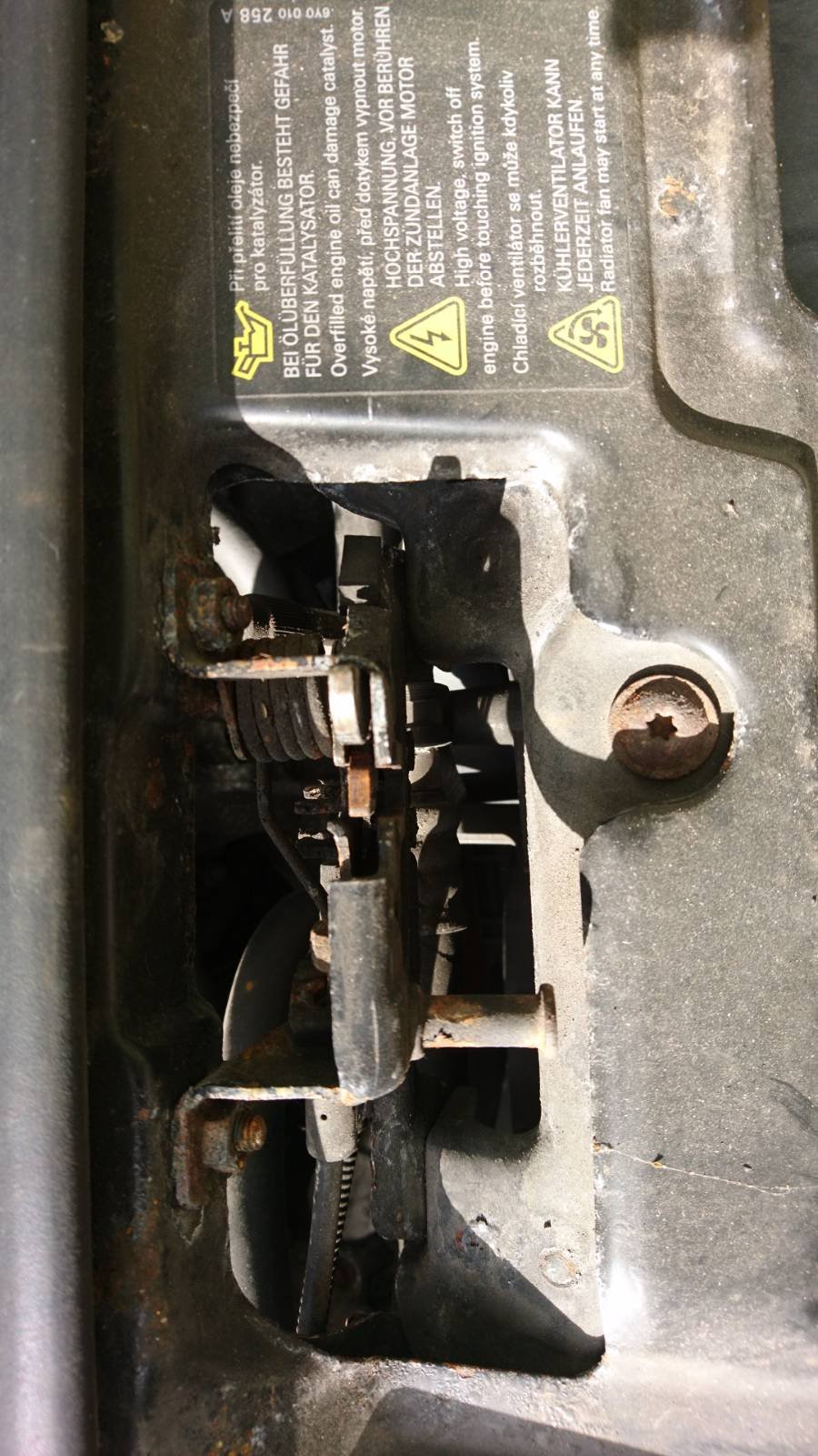 not closing (can someone send me a photo of theirs) Skoda