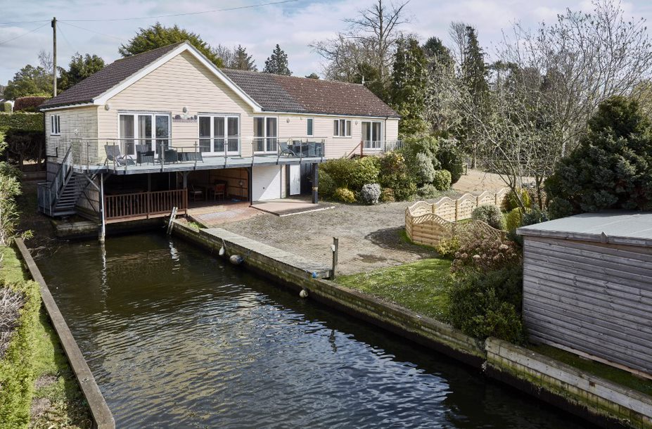 Reedlings Luxury Riverside Property Norfolk Broads Direct