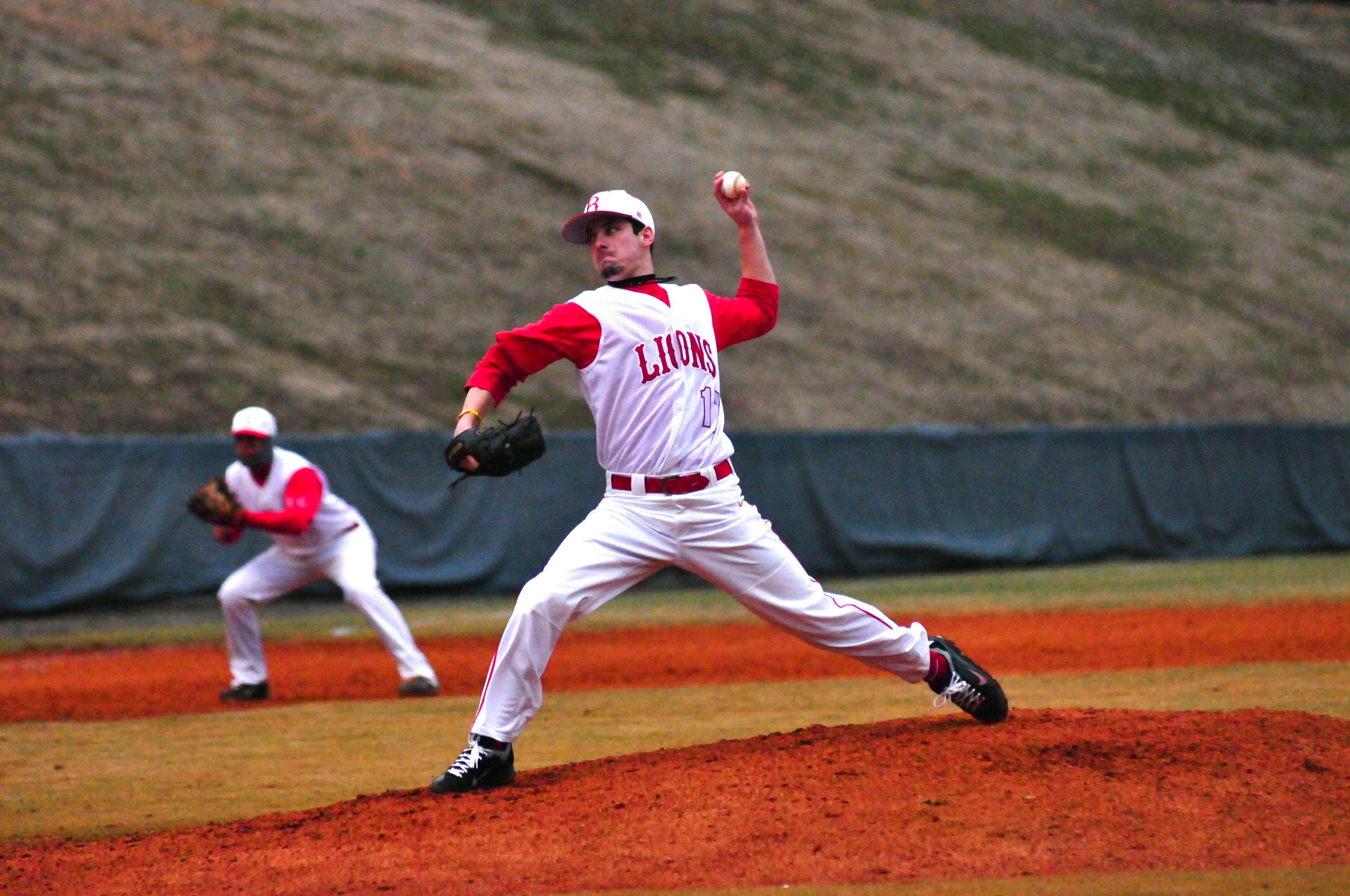 Baseball defeats the Red Storm (photo gallery) The Triangle