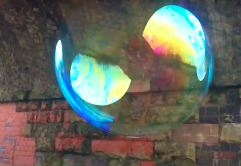 Long lasting big wobbly bubble with amazing colours and