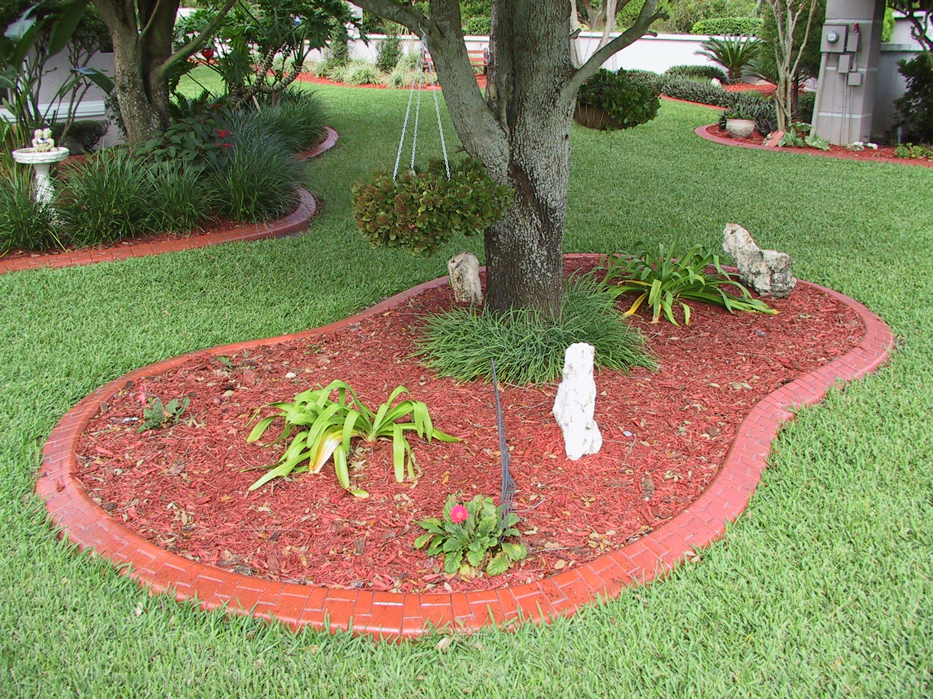 CONTINUOUS CONCRETE LANDSCAPE EDGING