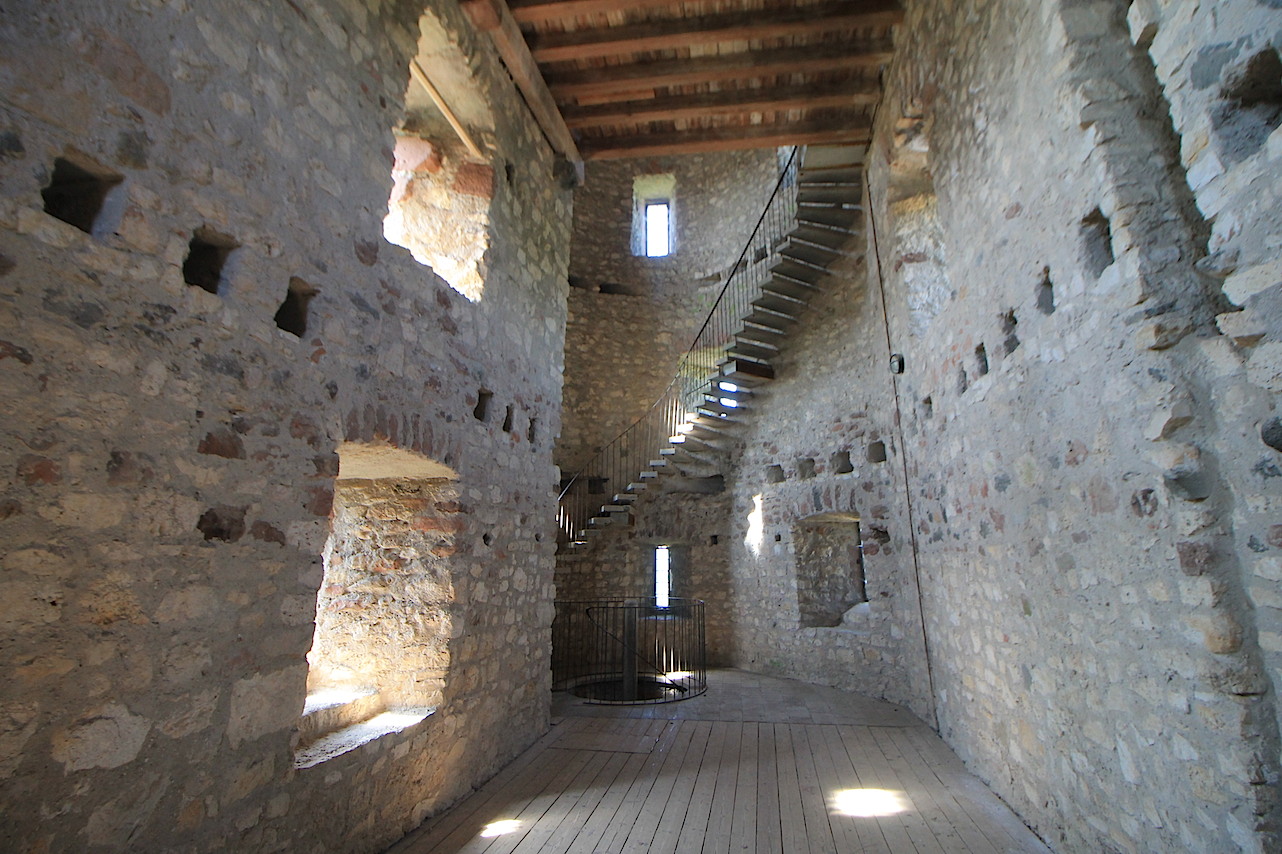 Die Kasselburg und ihr doppelter Wohnturm