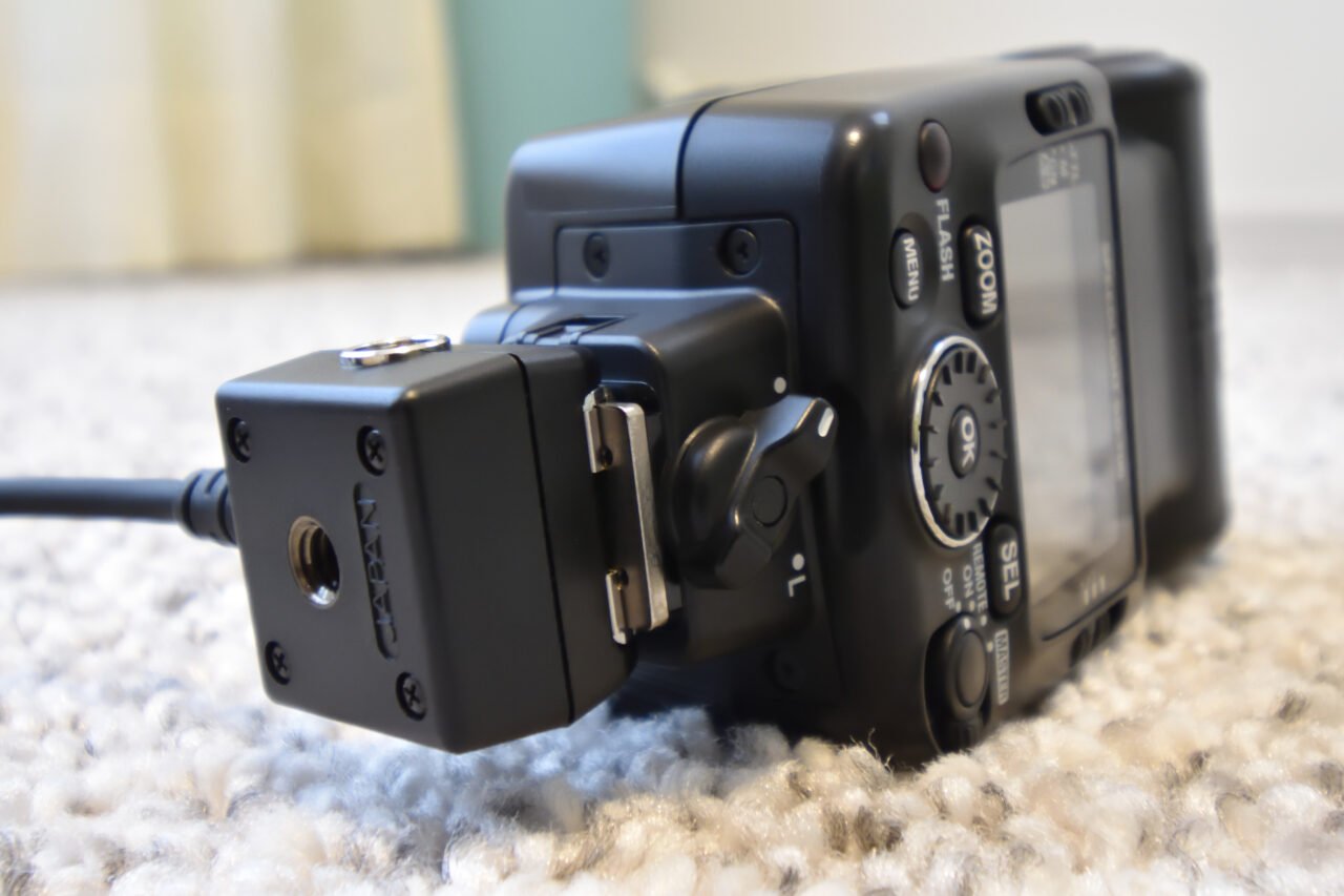 大人女性の Nikon SC28 TTL調光コード