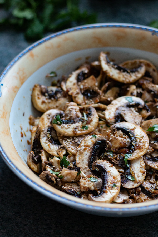 Salade de champignons crus, sauce citronnelle et échalote
