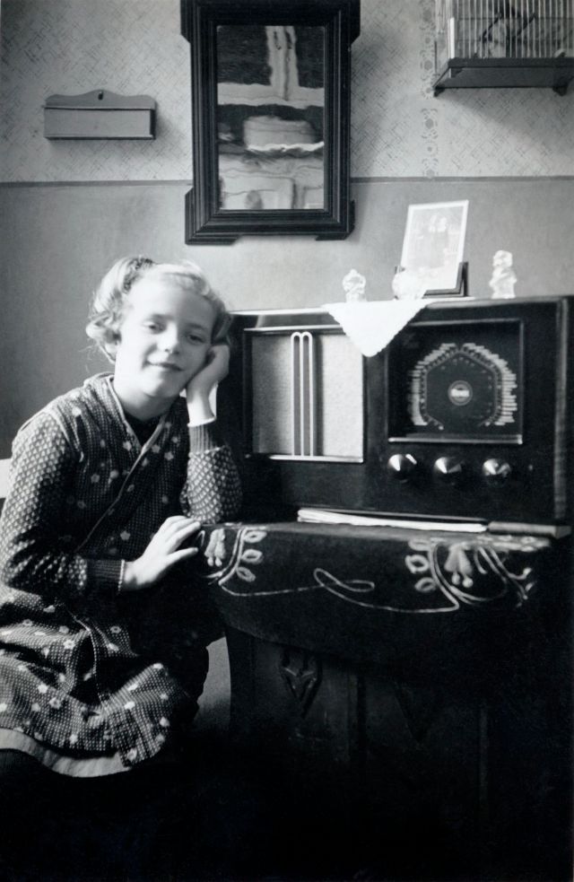 Fascinating Vintage Photos of People with Radios from the Golden Age of