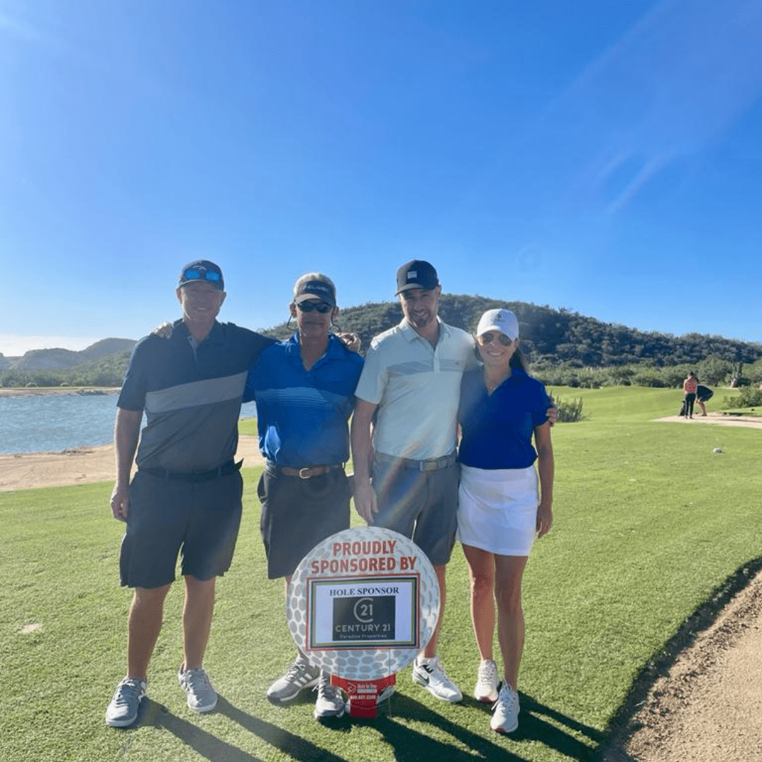 Día de golf Paws n Claws ¡Balanceándose, meneándose y retribuyendo en