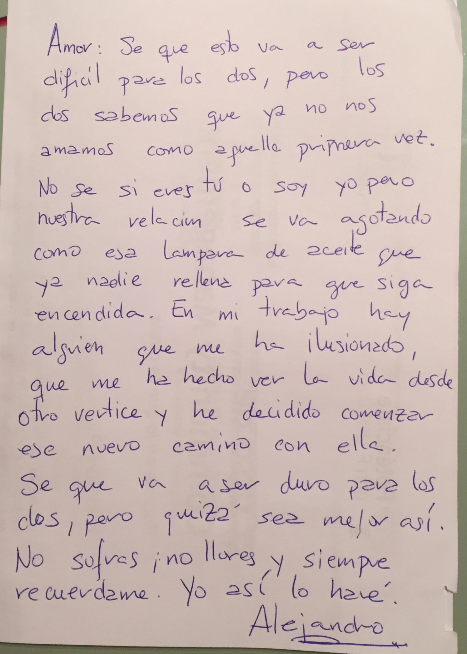 "Nuestra relación se va apagando como esa lámpara de aceite que nadie