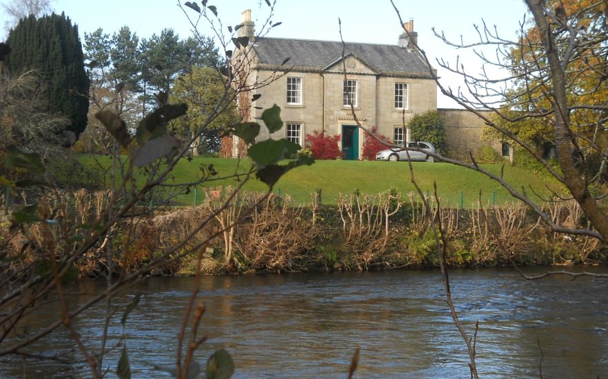 Photographs and map of Crossford Village on the River Clyde Walkway in