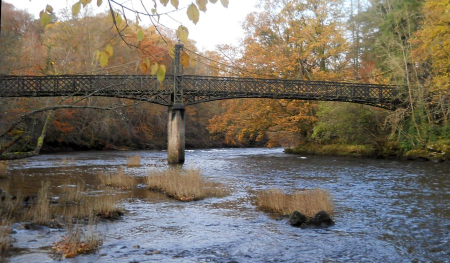 Photographs and map of the walkway from Garrion Bridges to Crossford Village alongside the River