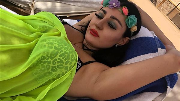 شاهد.. صافينار تتألق بالبكيني علي الشاطئ (صور)