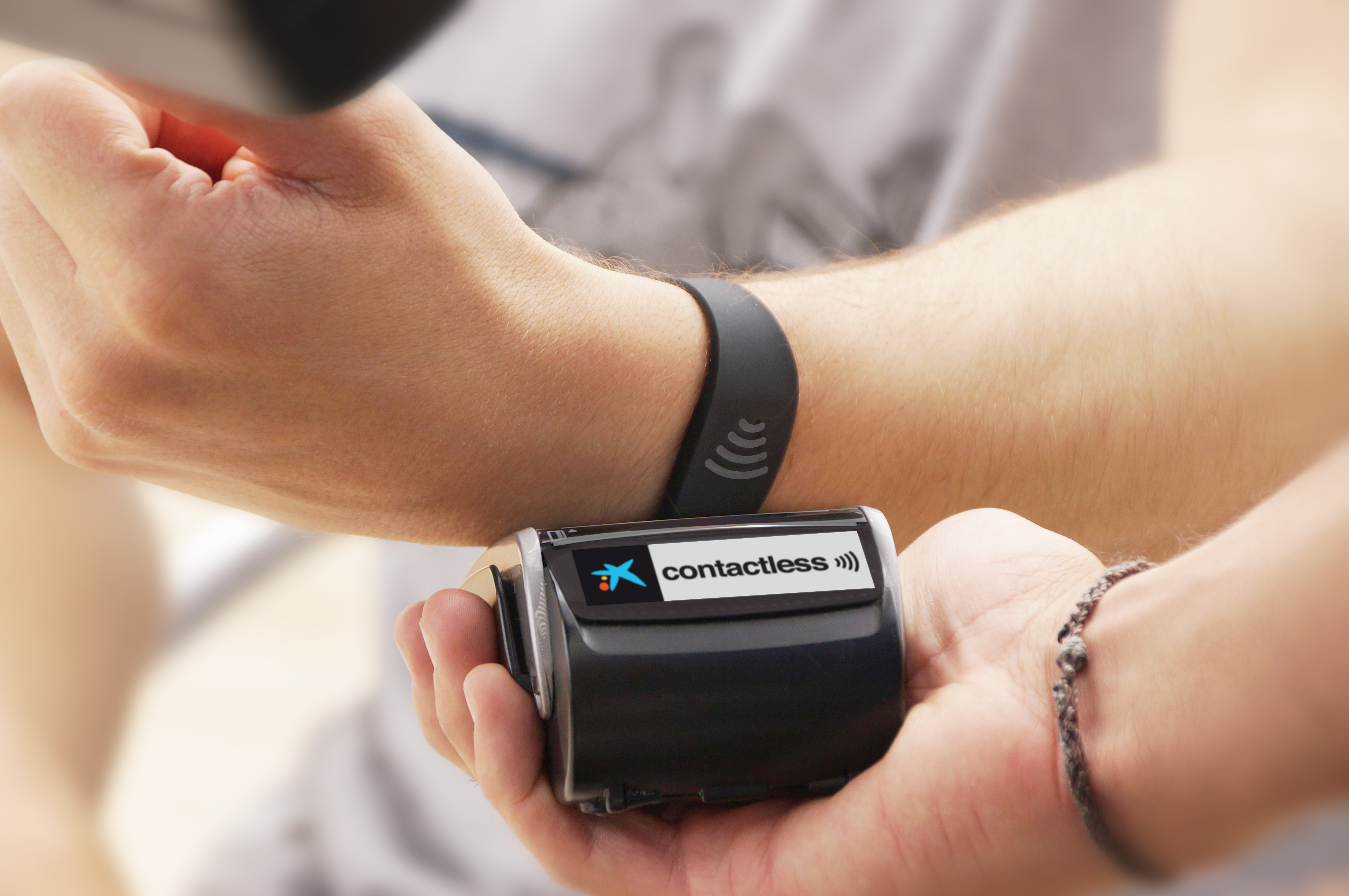 CaixaBank launches the first Visa contactless wristband, supporting payments with a simple tap