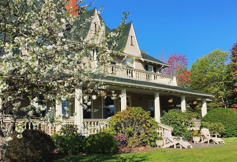 Artist residency listings