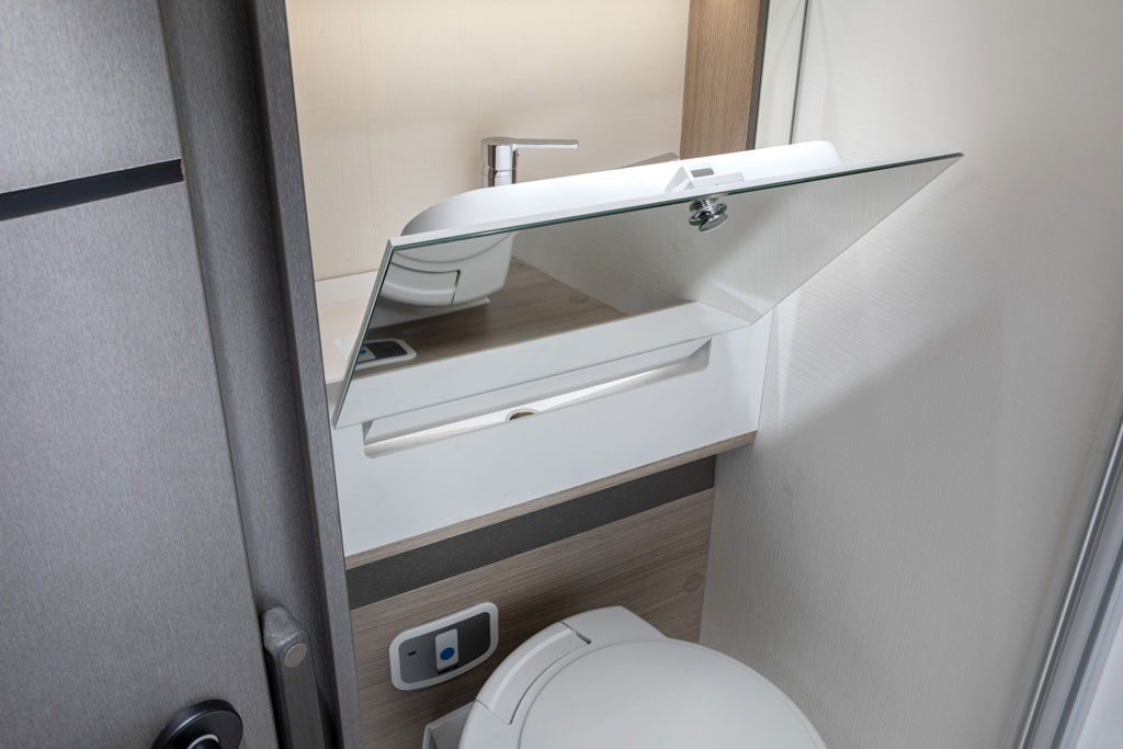 Challenger X150 Gesicht in der Masse mit Sitzgruppe und Hubbett