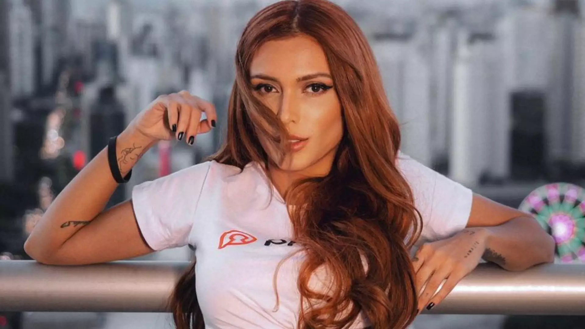 Fernanda Campos, a amante de Neymar, posa completamente nua na cama e