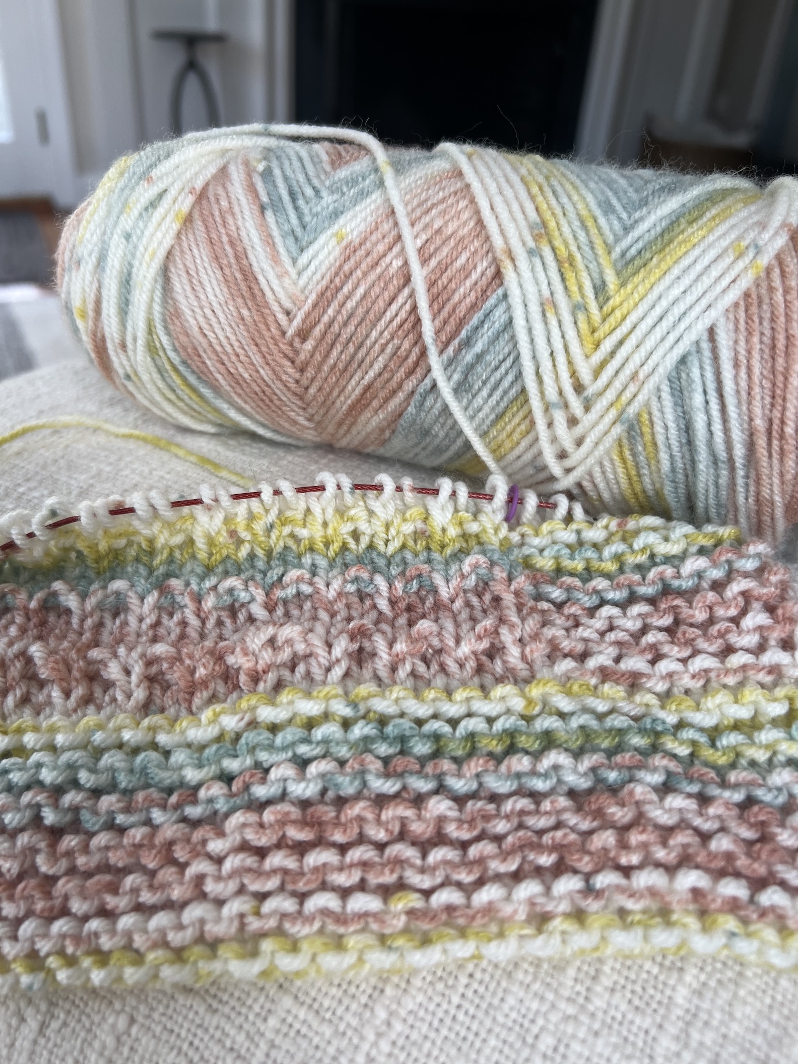 Knitting the Tiny Kisses Baby Blanket on the go candyloucreations