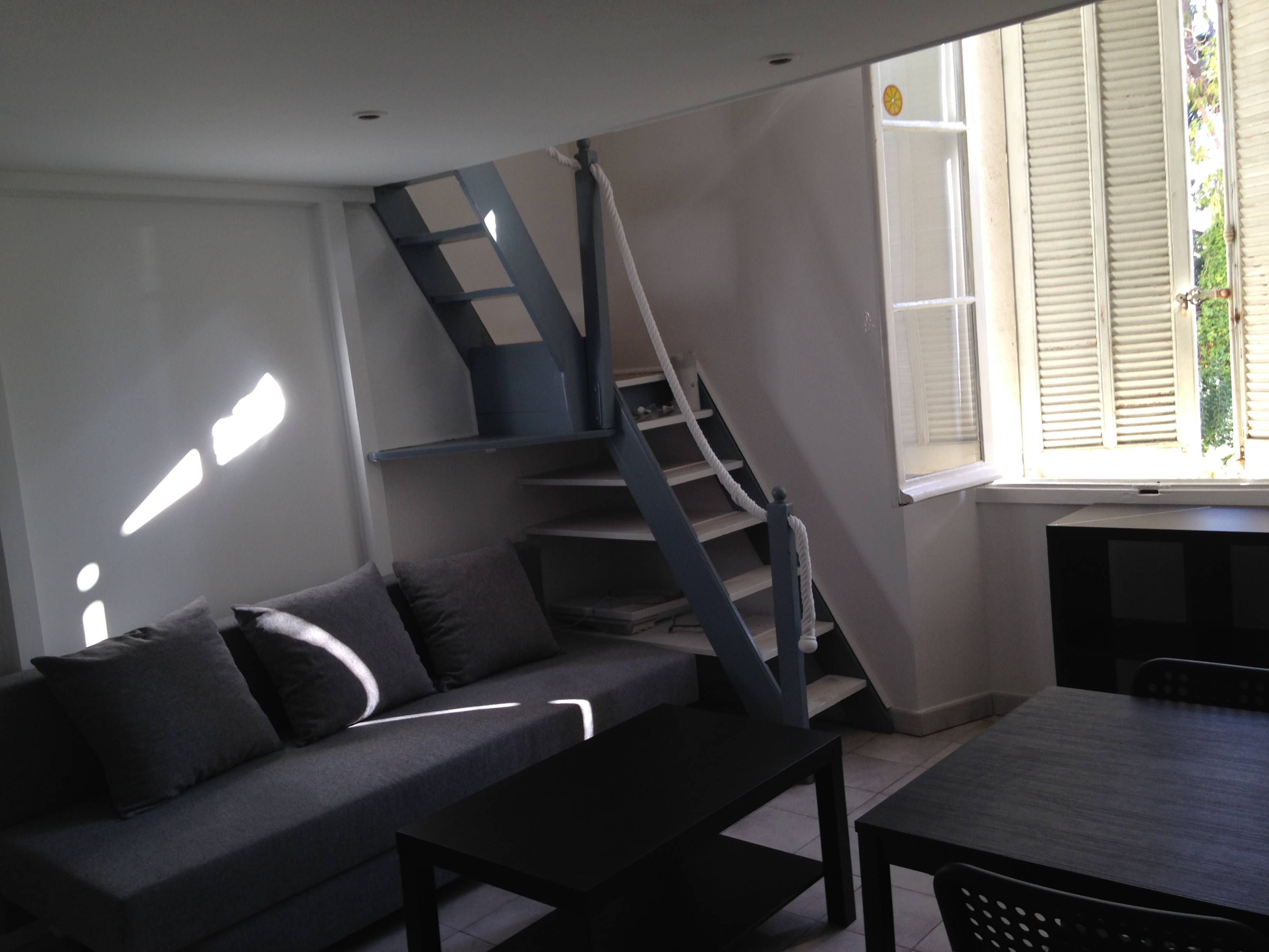 Location étudiant studio mezzanine centre cannes refait à neuf