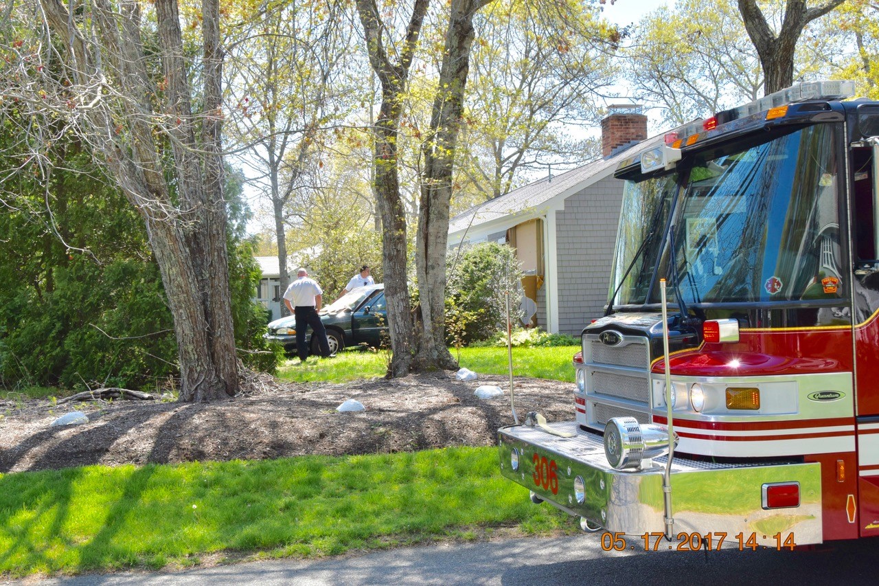Car crashes through garage in Centerville