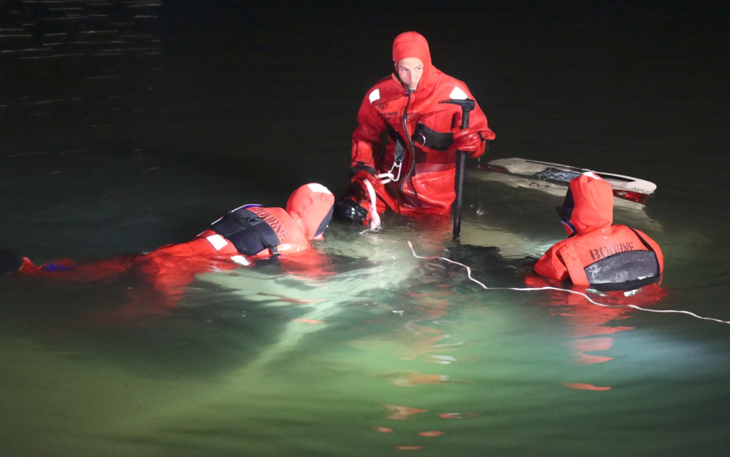Video Divers called after car goes into water in Bourne
